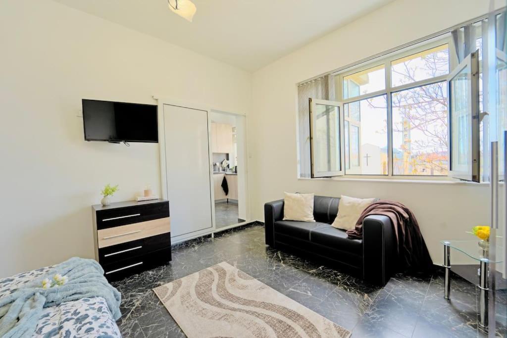 Cozy 1-bedroom Flat In The Very Center Of *