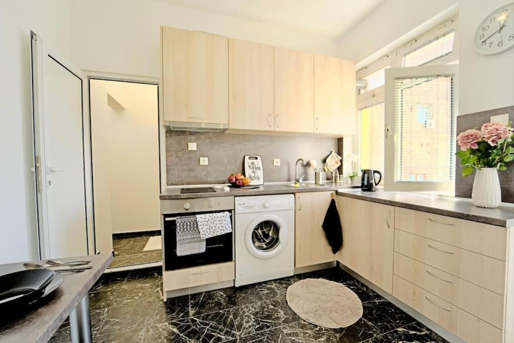 Cozy 1-bedroom Flat In The Very Center Of *