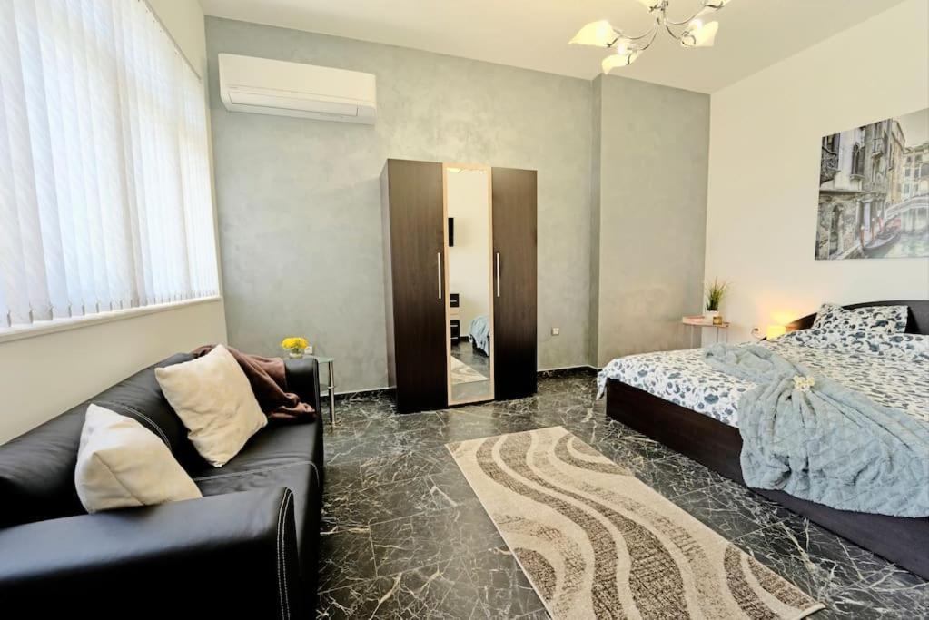 Apartment Cozy 1-bedroom Flat In The Very Center Of *