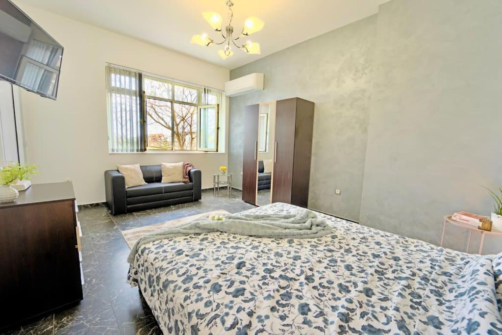 Cozy 1-bedroom Flat In The Very Center Of Apartament