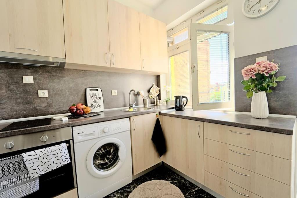 Cozy 1-bedroom Flat In The Very Center Of *